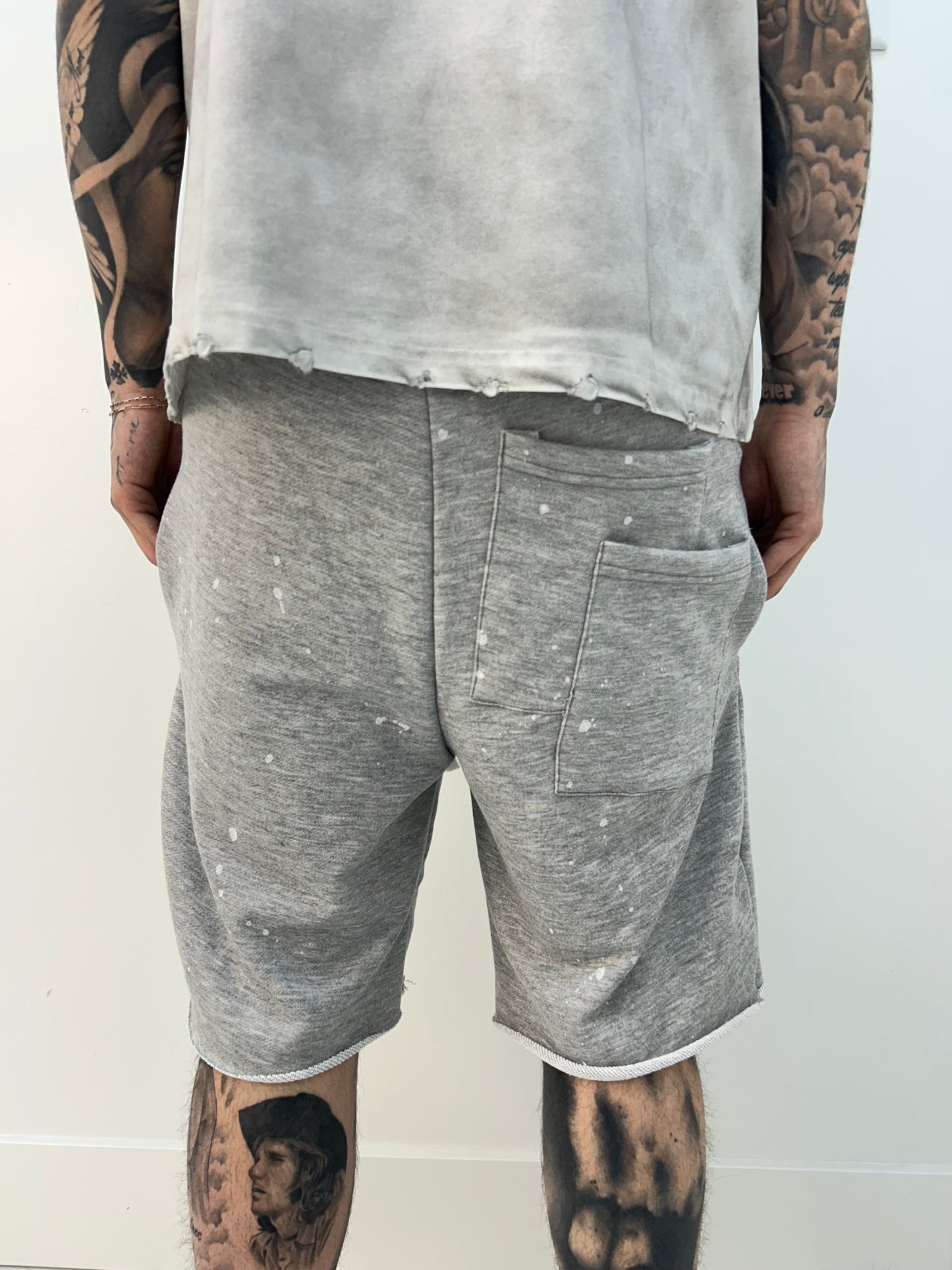 GREY SWEAT-SHORTS PAINT SPLATTER