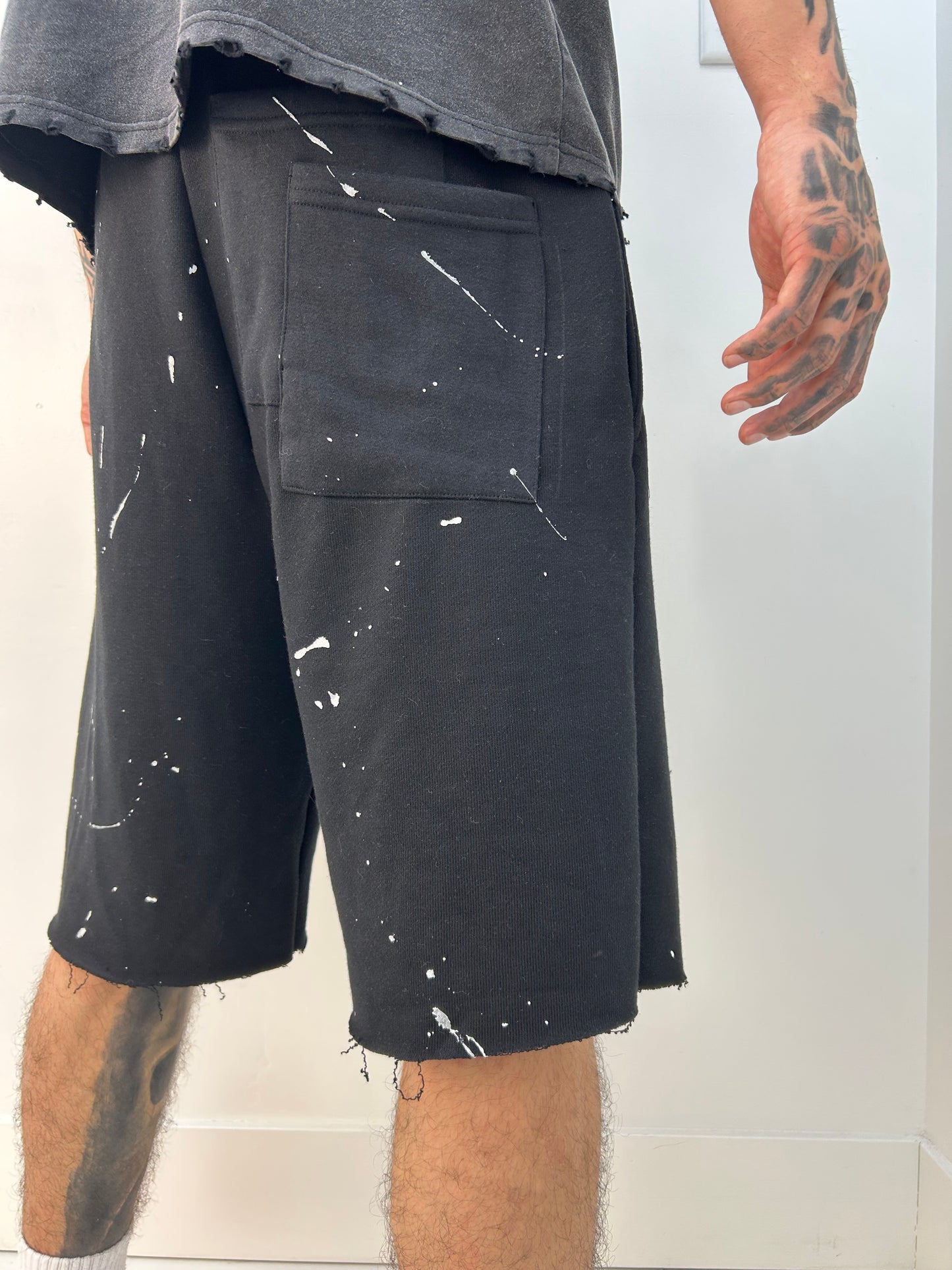 BLACK SWEAT-SHORTS PAINT SPLATTER