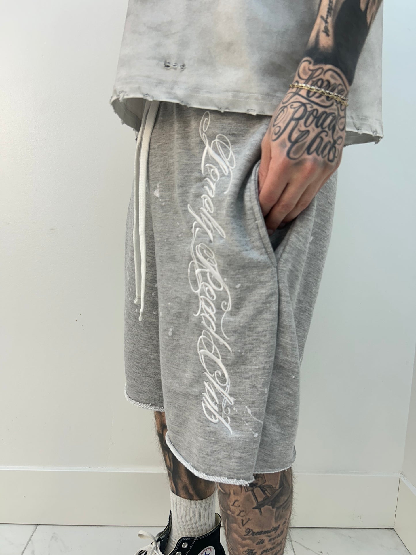 GREY SWEAT-SHORTS PAINT SPLATTER
