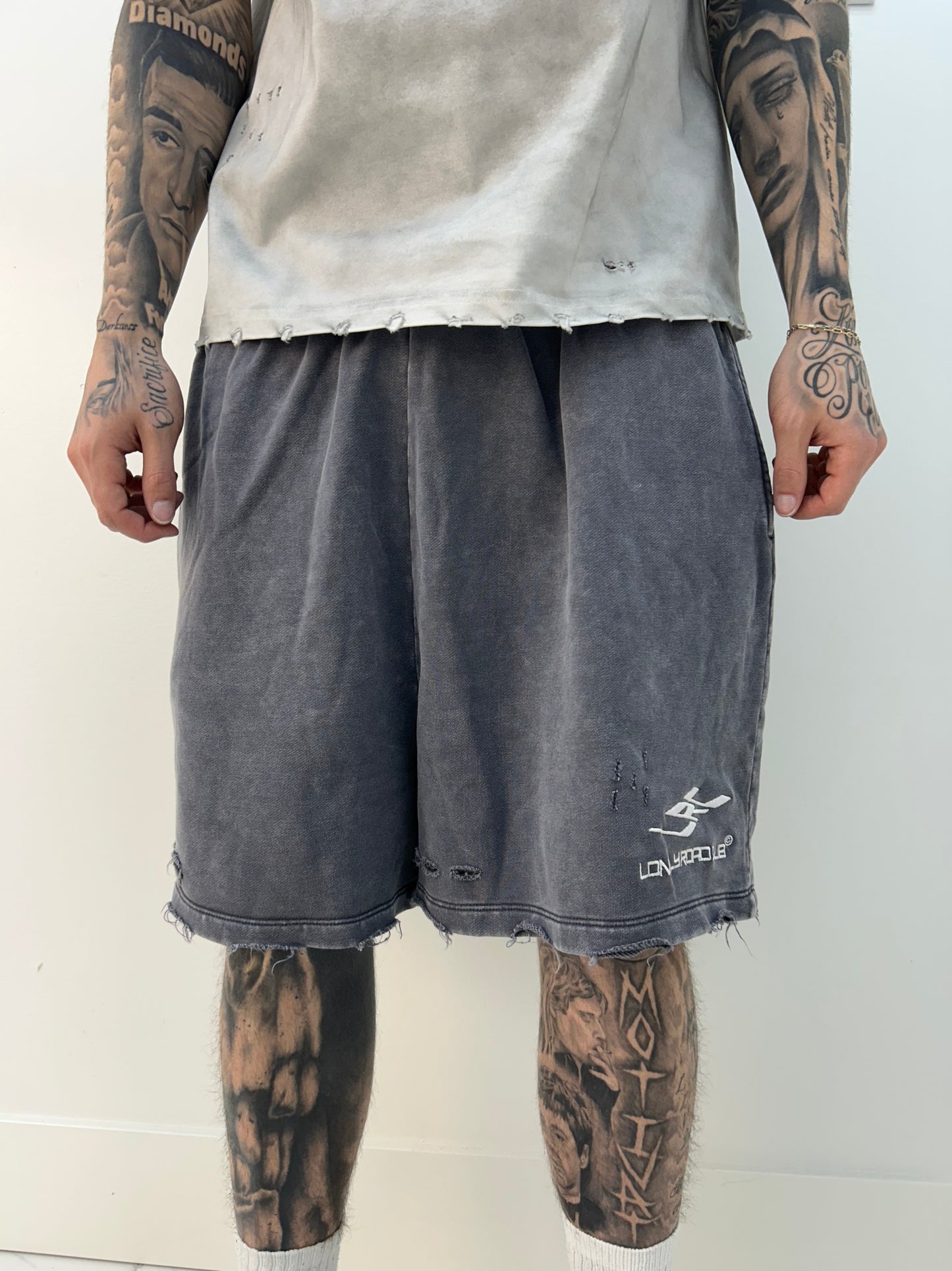 3D LOGO DISTRESSED SHORTS GREY