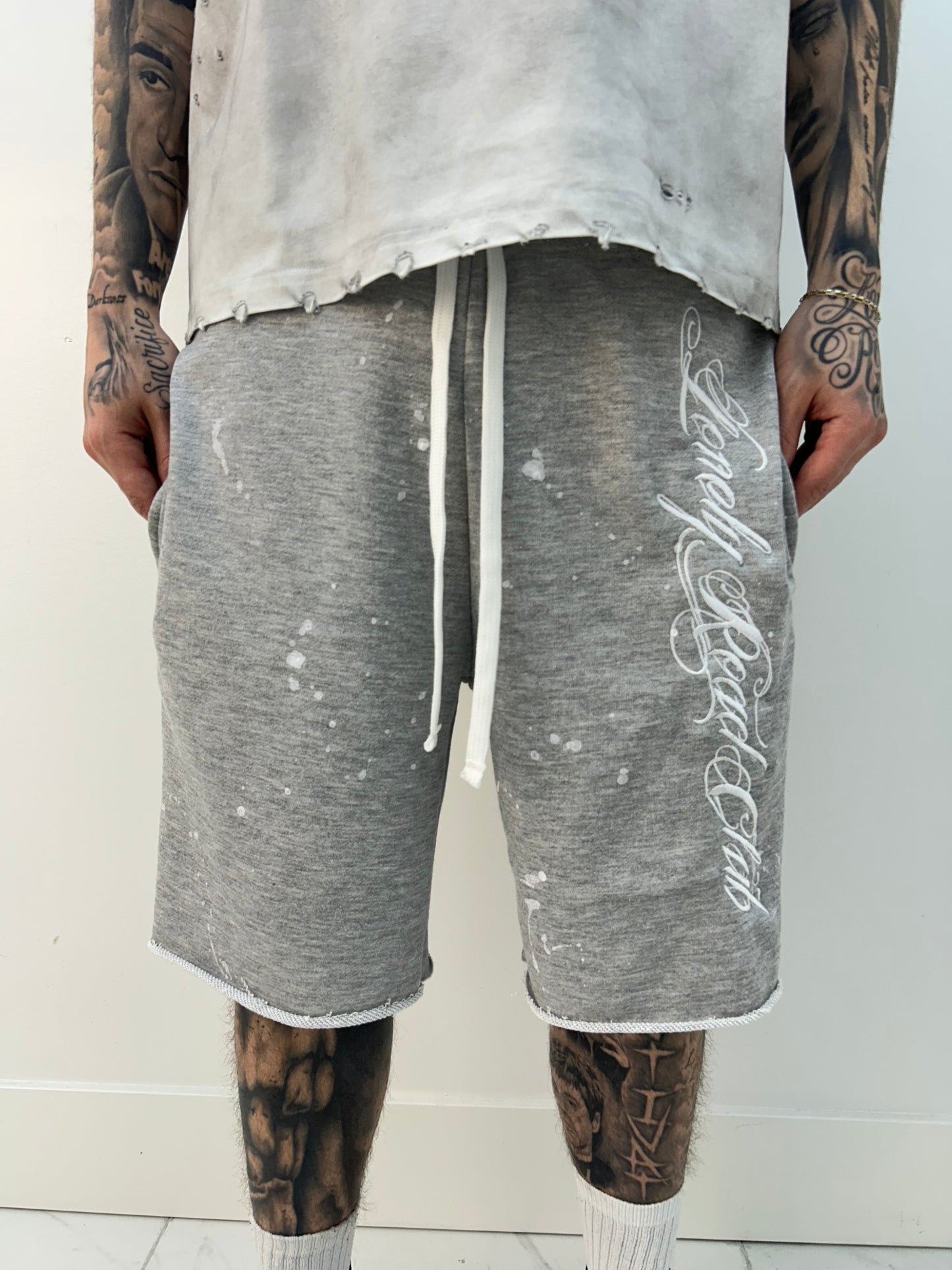 GREY SWEAT-SHORTS PAINT SPLATTER