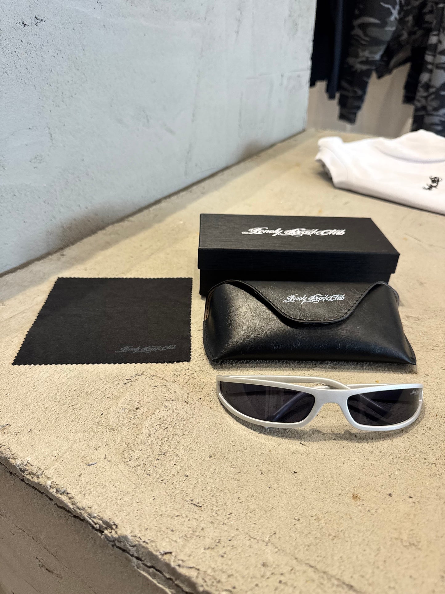 LOW CUT SUNGLASSES SILVER WITH BLACK FRAMES