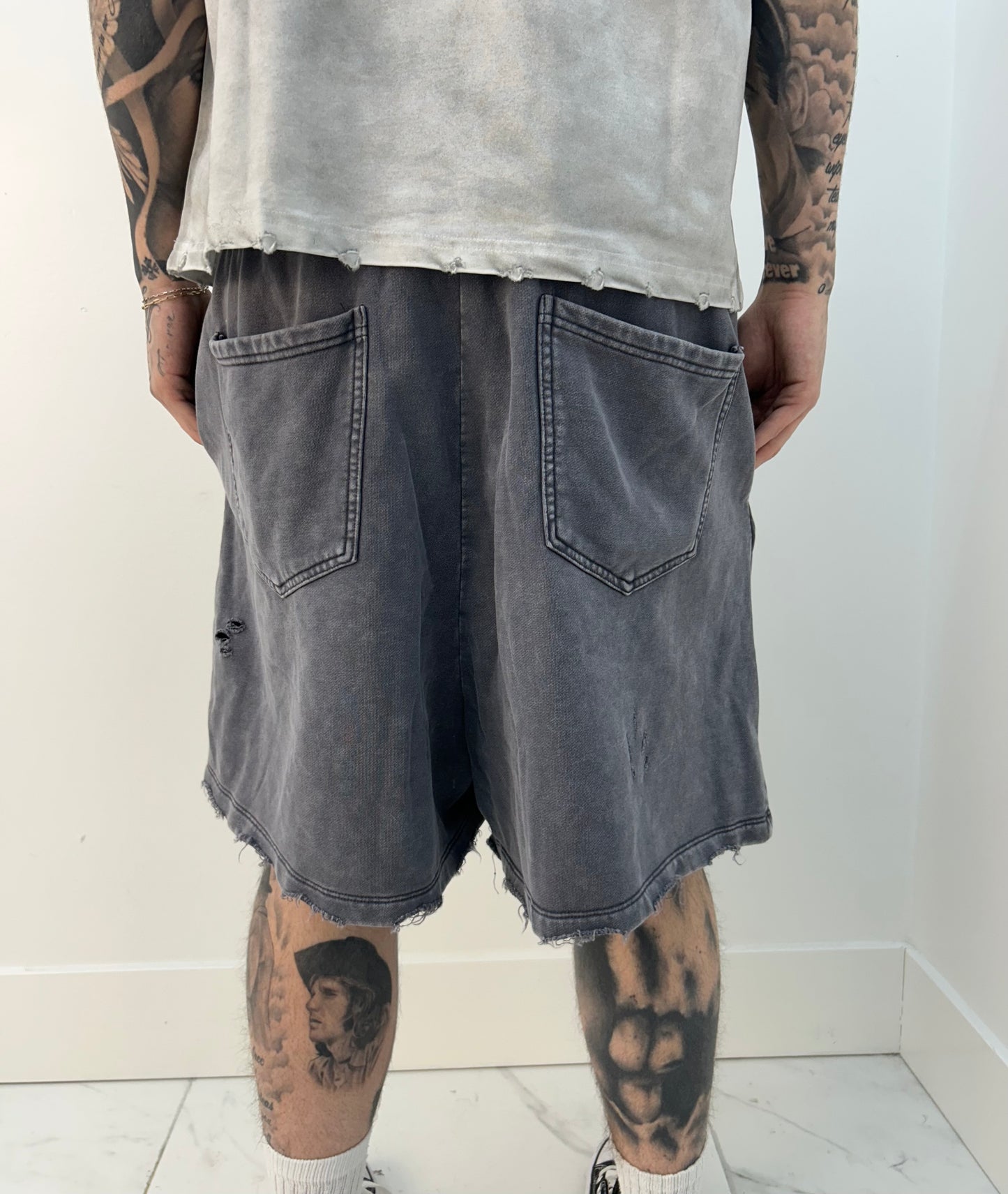 3D LOGO DISTRESSED SHORTS GREY