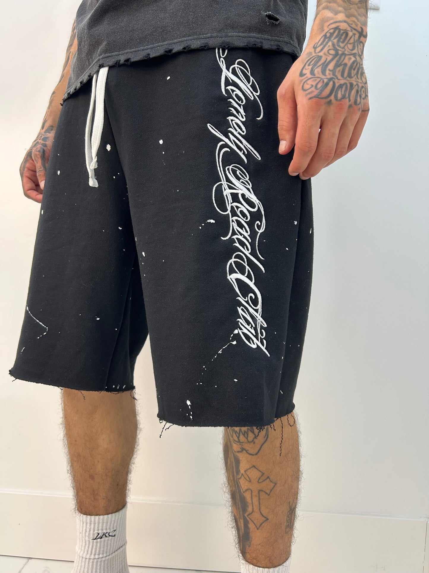 BLACK SWEAT-SHORTS PAINT SPLATTER