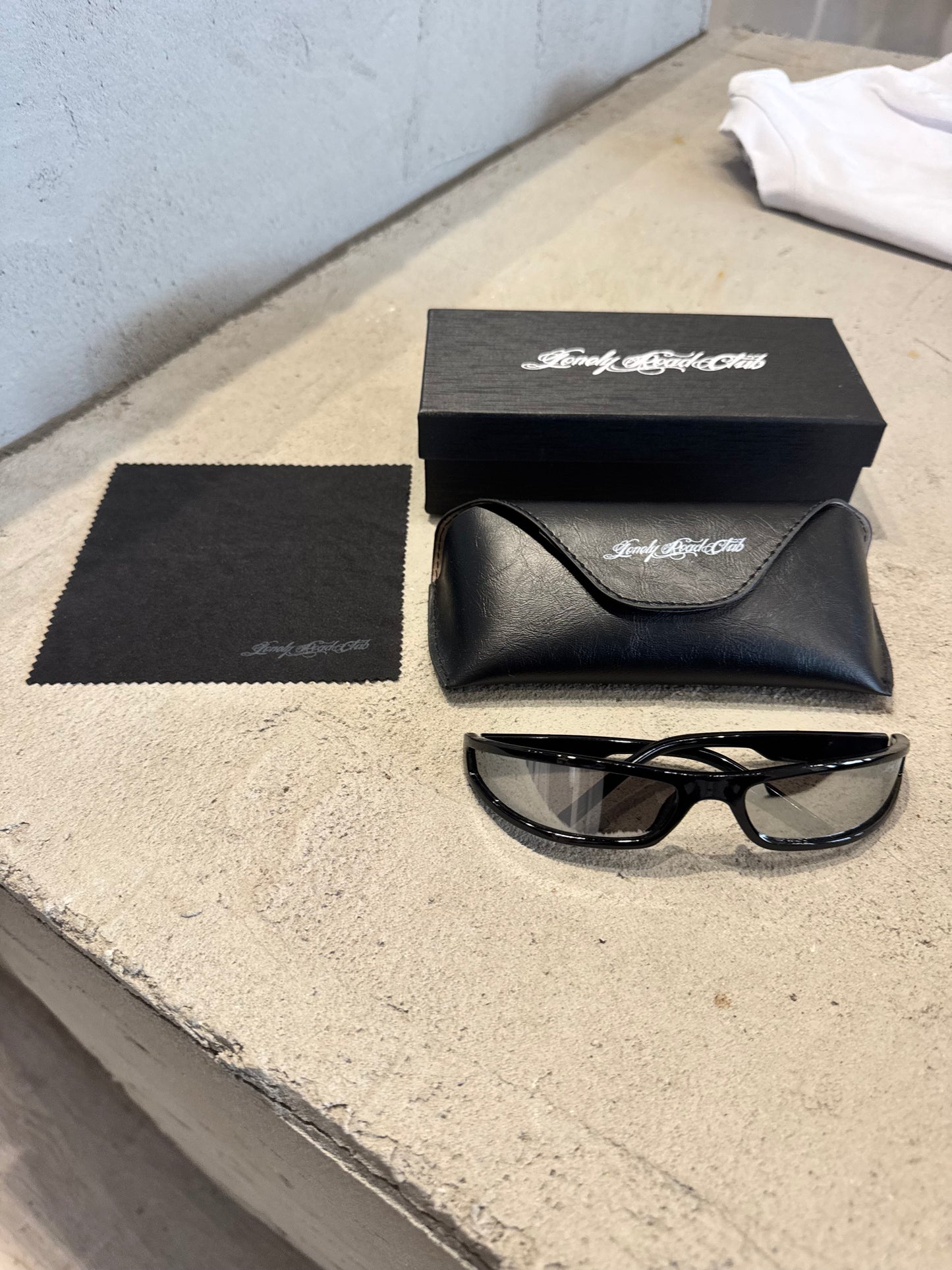 LOW CUT SUNGLASSES BLACK FRAMES WITH SILVER LENSES