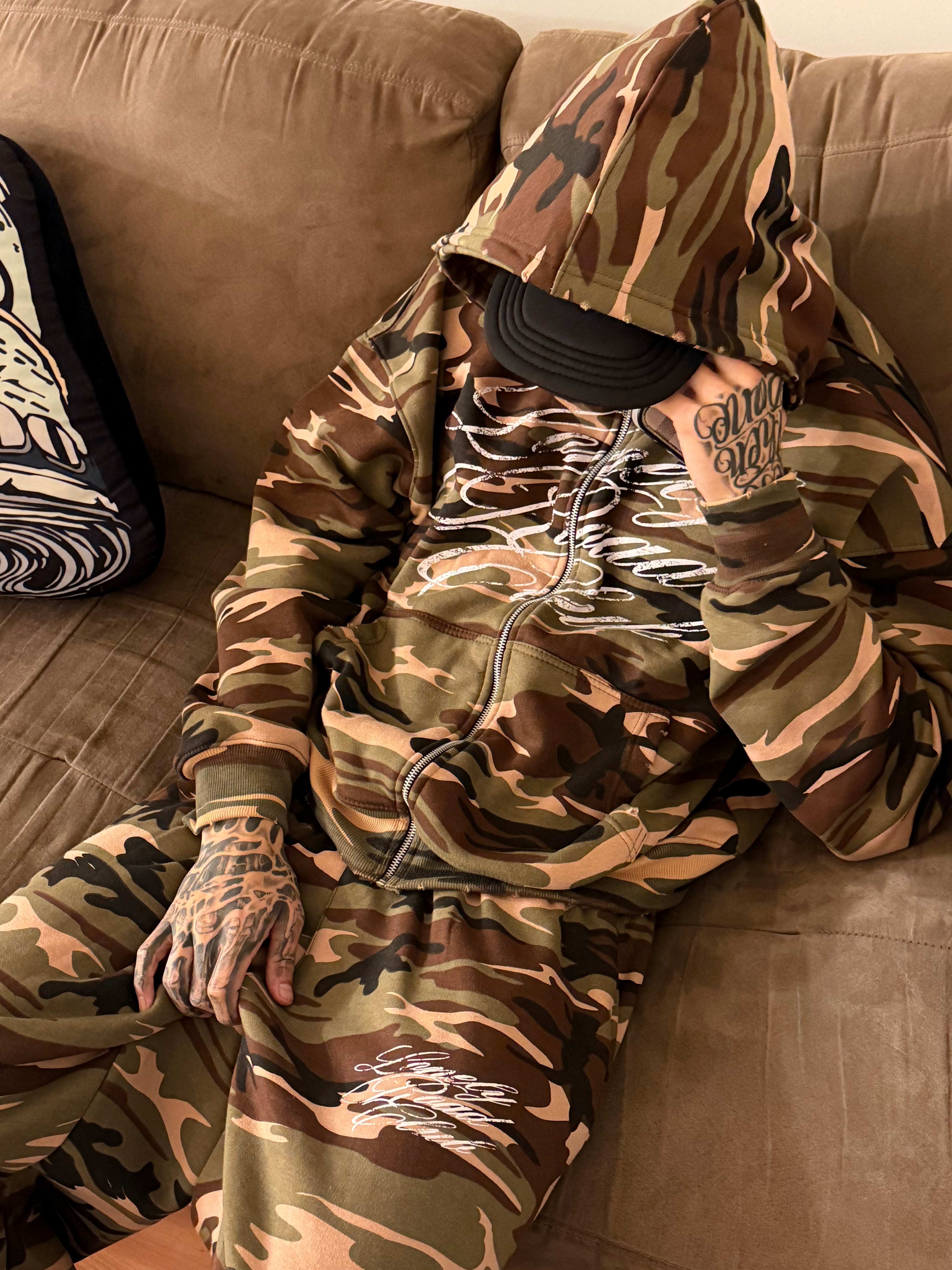 WOODLAND CAMO BAGGY SWEATAPANTS