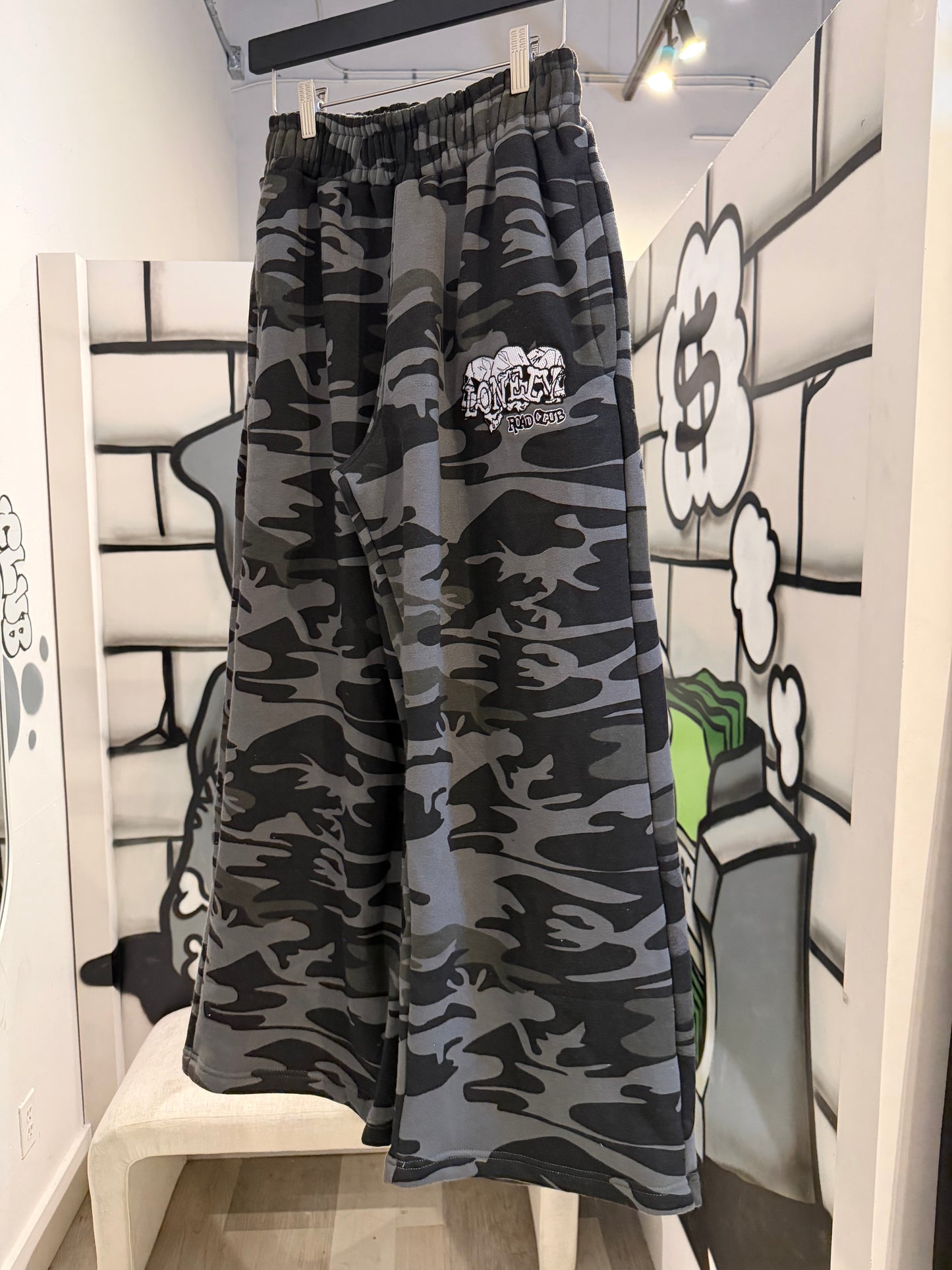 BLACK CAMO EMBROIDERED SKULL SWEATPANTS