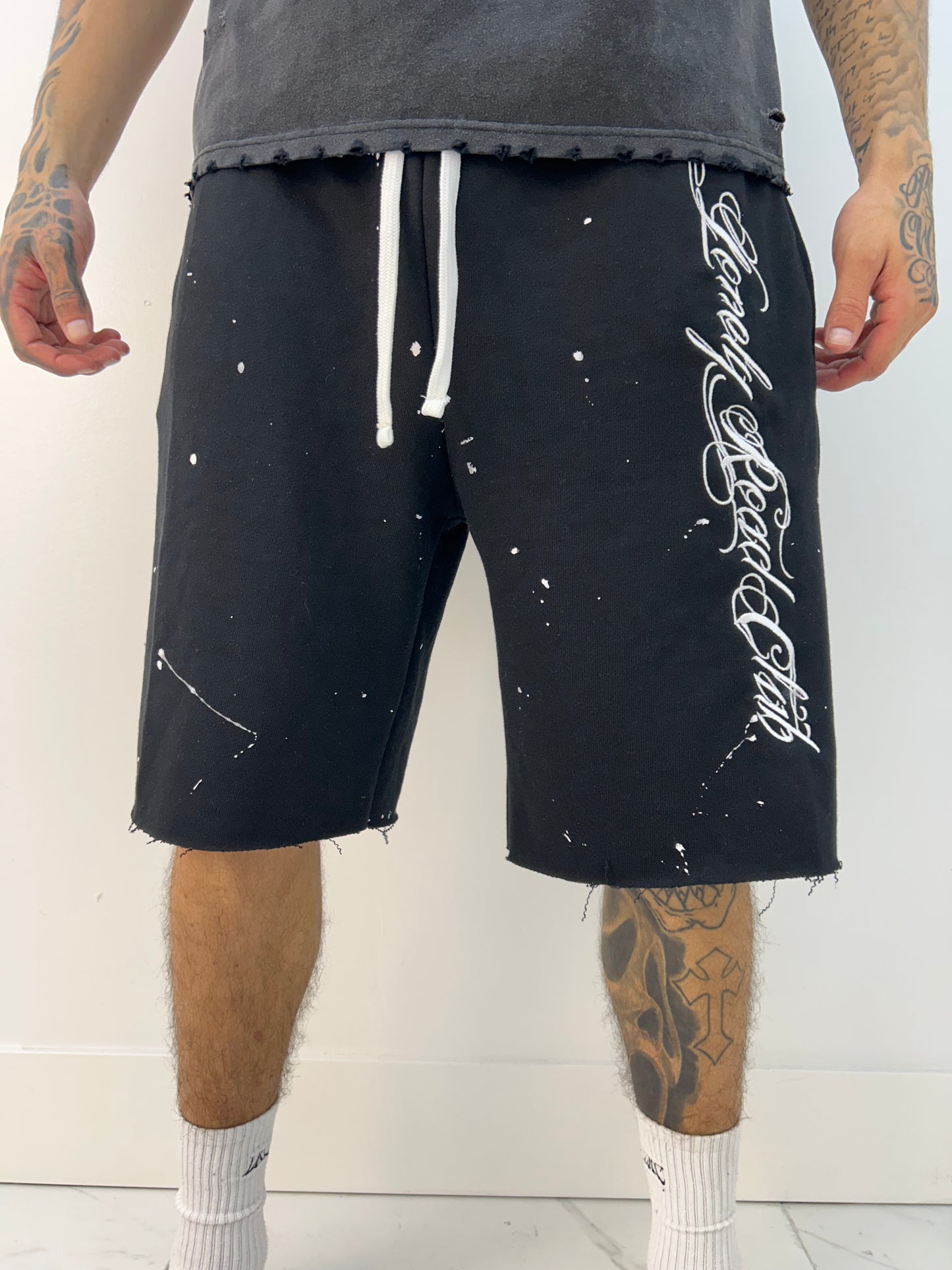 BLACK SWEAT-SHORTS PAINT SPLATTER
